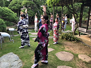 旧小澤家住宅で和服を着てビジャーナスを踊る人