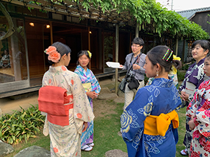 旧小澤家住宅で和服を着てビジャーナスを踊る人