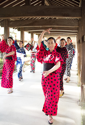 吉備津神社で和服を着てビジャーナスを踊る人