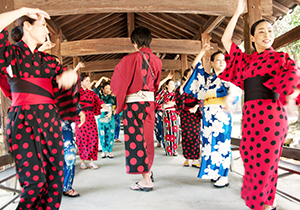 吉備津神社で和服を着てビジャーナスを踊る人