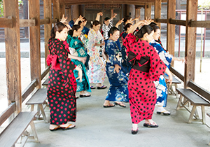 吉備津神社で和服を着てビジャーナスを踊る人