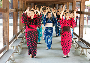 吉備津神社で和服を着てビジャーナスを踊る人