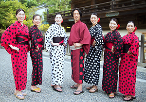 吉備津神社で和服を着てビジャーナスを踊る人