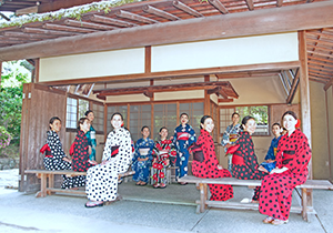 吉備津神社で和服を着てビジャーナスを踊る人