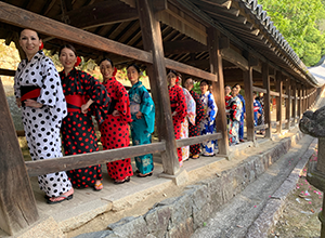 吉備津神社で和服を着てビジャーナスを踊る人