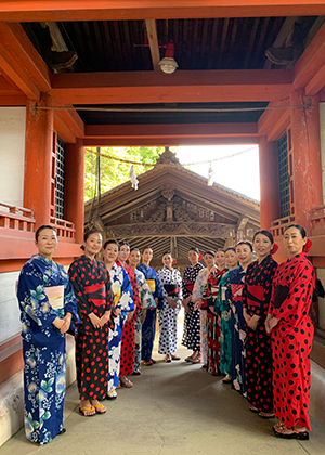 吉備津神社で和服を着てビジャーナスを踊る人