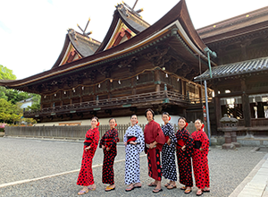 吉備津神社で和服を着てビジャーナスを踊る人