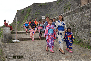 首里城で和服を着てビジャーナスを踊る人