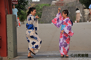 首里城で和服を着てビジャーナスを踊る人