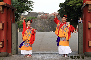 首里城で和服を着てビジャーナスを踊る人