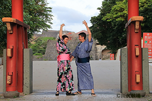 首里城で和服を着てビジャーナスを踊る人