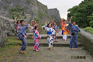 首里城で和服を着てビジャーナスを踊る人