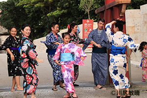 首里城で和服を着てビジャーナスを踊る人