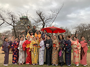 大阪城で和服を着てビジャーナスを踊る人