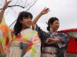 大阪城で和服を着てビジャーナスを踊る人