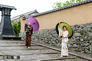 杵築市　城下町で和服を着てビジャーナスを踊る人