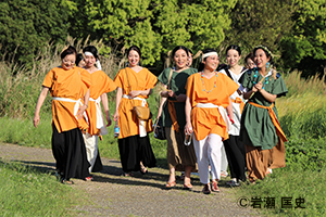 吉野ヶ里公園で和服を着てビジャーナスを踊る人