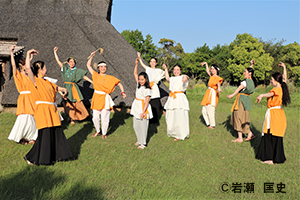 吉野ヶ里公園で和服を着てビジャーナスを踊る人