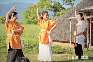 吉野ヶ里公園で和服を着てビジャーナスを踊る人