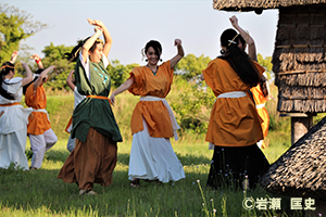 吉野ヶ里公園で和服を着てビジャーナスを踊る人
