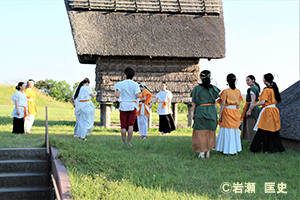 吉野ヶ里公園で和服を着てビジャーナスを踊る人