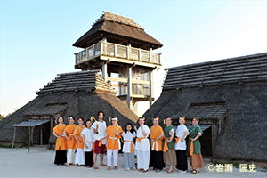 吉野ヶ里公園で和服を着てビジャーナスを踊る人