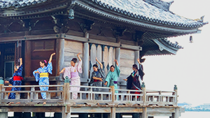浮御堂（満月寺）で和服を着てビジャーナスを踊る人