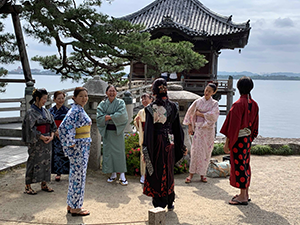 浮御堂（満月寺）で和服を着てビジャーナスを踊る人