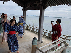 浮御堂（満月寺）で和服を着てビジャーナスを踊る人