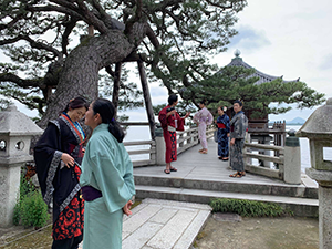 浮御堂（満月寺）で和服を着てビジャーナスを踊る人