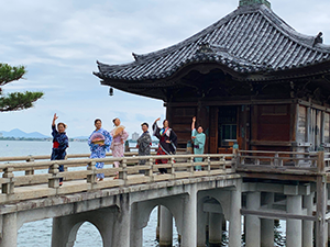 浮御堂（満月寺）で和服を着てビジャーナスを踊る人