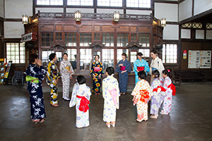 出雲大社/旧大社駅で和服を着てビジャーナスを踊る人