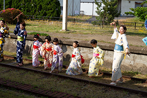 出雲大社/旧大社駅で和服を着てビジャーナスを踊る人