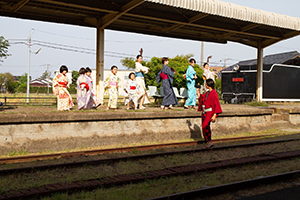 出雲大社/旧大社駅で和服を着てビジャーナスを踊る人