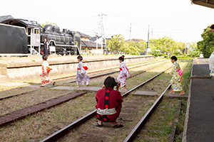 出雲大社/旧大社駅で和服を着てビジャーナスを踊る人