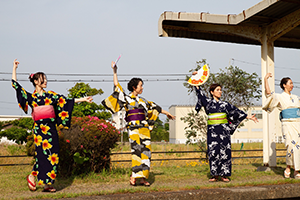 出雲大社/旧大社駅で和服を着てビジャーナスを踊る人