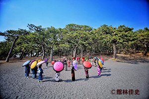  三保の松原/富士山で和服を着てビジャーナスを踊る人