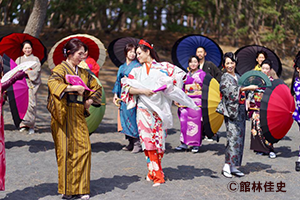  三保の松原/富士山で和服を着てビジャーナスを踊る人