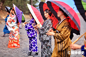  三保の松原/富士山で和服を着てビジャーナスを踊る人