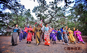 三保の松原/富士山で和服で和服を着てビジャーナスを踊る人