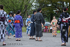 隅田公園で和服を着てビジャーナスを踊る人