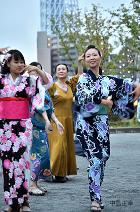 隅田公園で和服を着てビジャーナスを踊る人