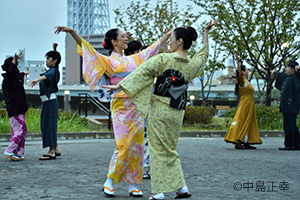 隅田公園で和服を着てビジャーナスを踊る人