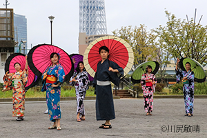 隅田公園で和服を着てビジャーナスを踊る人