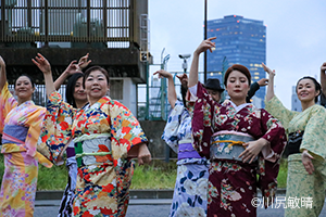 隅田公園で和服を着てビジャーナスを踊る人