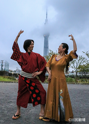 隅田公園で和服を着てビジャーナスを踊る人