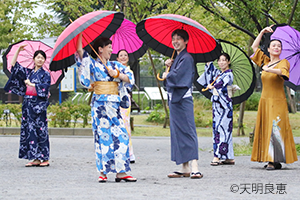 隅田公園で和服を着てビジャーナスを踊る人