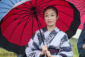 隅田公園で和服を着てビジャーナスを踊る人