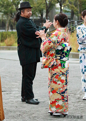 隅田公園で和服を着てビジャーナスを踊る人