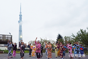 隅田公園で和服を着てビジャーナスを踊る人